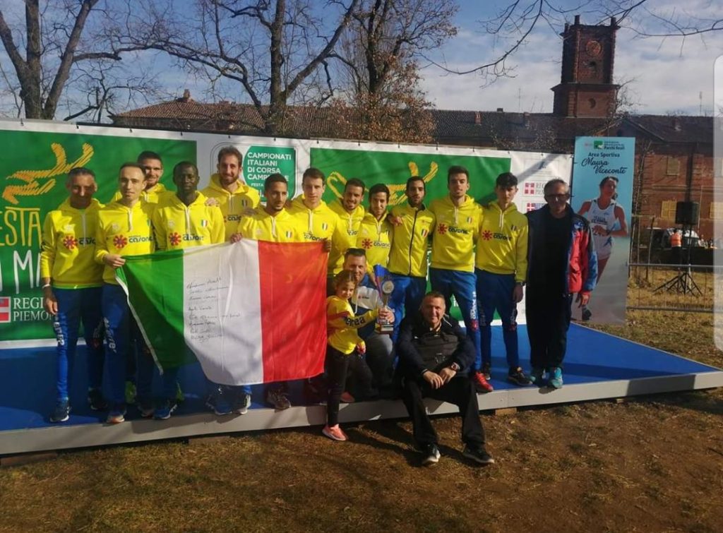 squadra di atletica con bandiera italiana sponsor casone